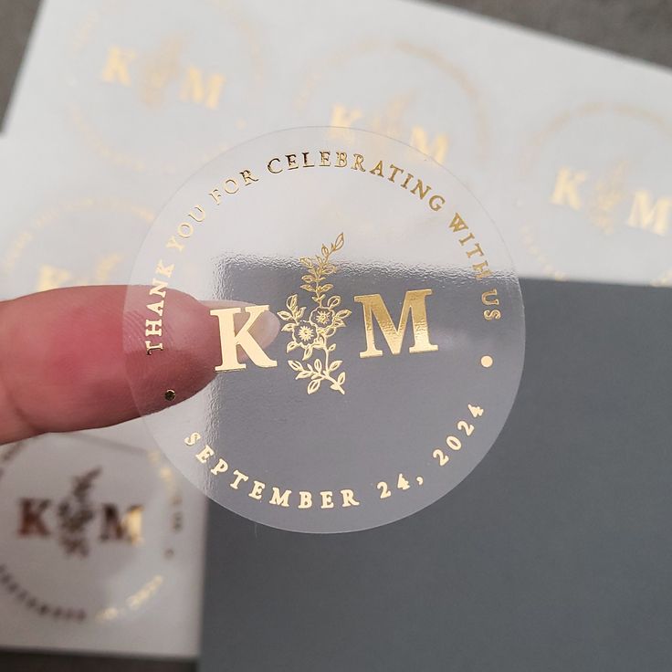 In tem nhãn ép kim trên nền decal trong suốt